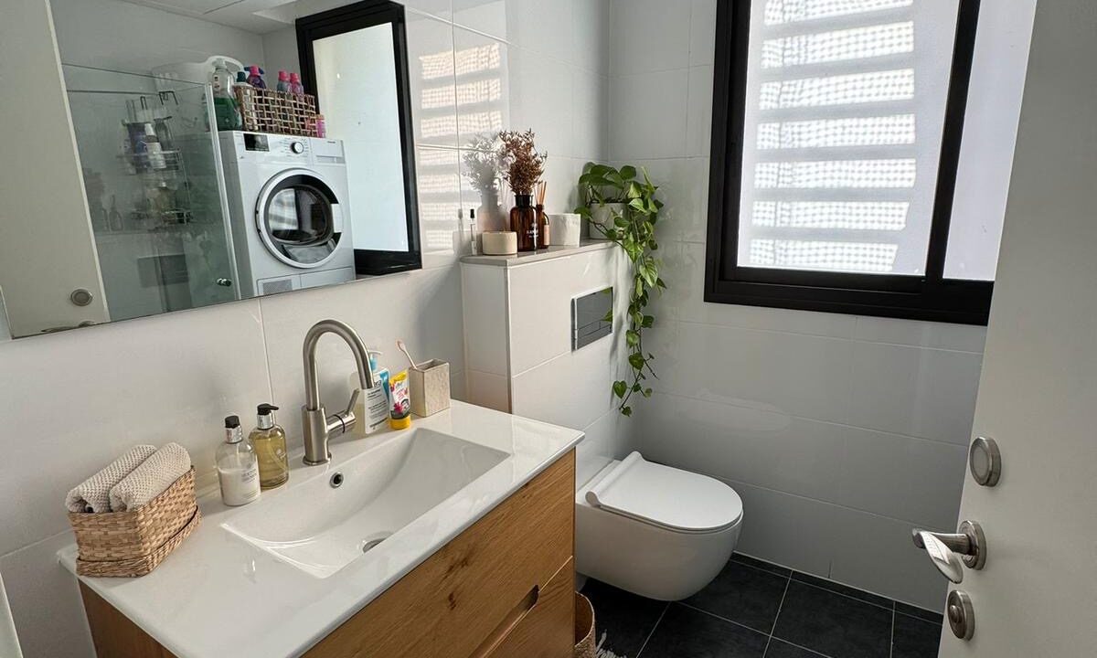 1db9cef3-3aac-4726-87af-784182a70bbb